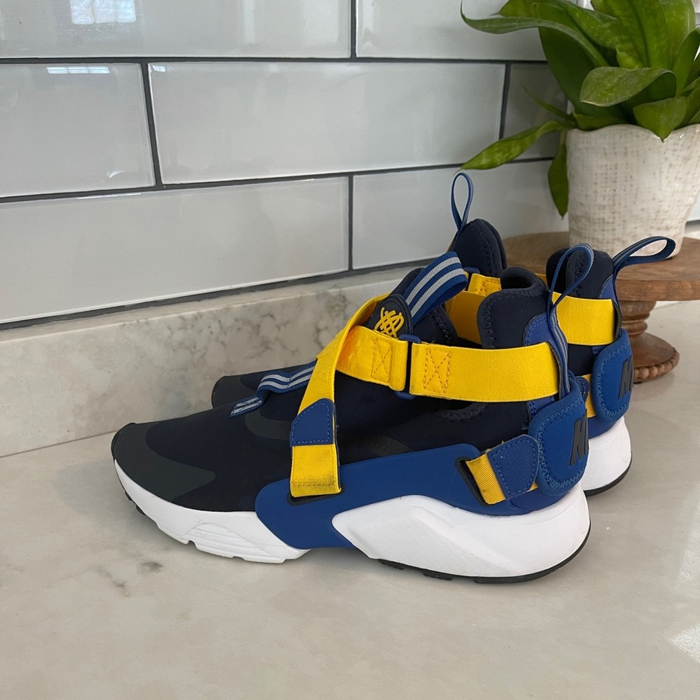 GUC. Boys Nike Huarache City High Sneakers